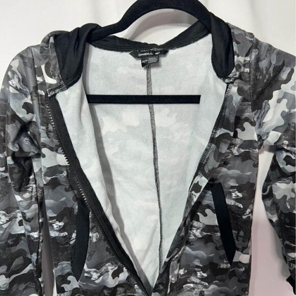 O’Neill boys one piece pajama onsie. Size XS. (6/7). Excellent condition. - Picture 9 of 11